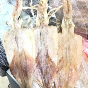 mực khô phơi tại tàu